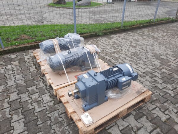 Új Sew hajtóművek (azonosító: 4571-73)teljesítmény: 7,5 kW, ford.:34/p