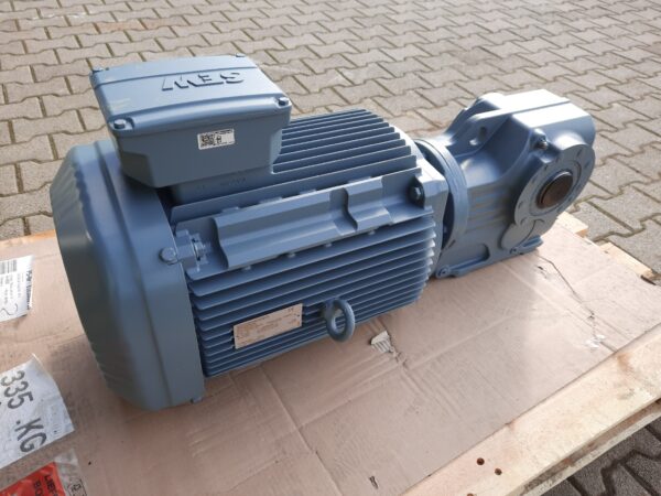 Új Sew hajtóművek (azonosító: 6230-6233) 11kW, 93 fordulat/perc