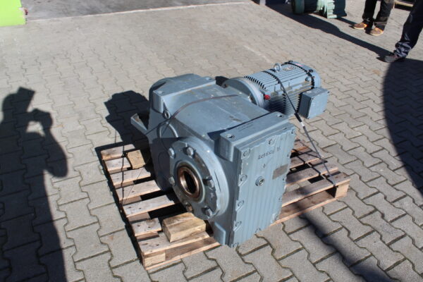 Sew hajtómű (azonosító: 4188) teljesítmény: 15 kW, fordulat: 25 ford./perc