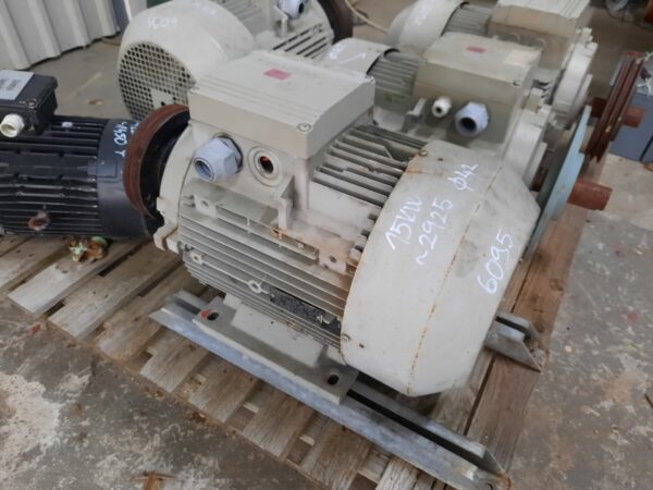 Siemens villanymotor (azonosító:6095) teljesítmény: 15kW, fordulat: 2925 - Image 3
